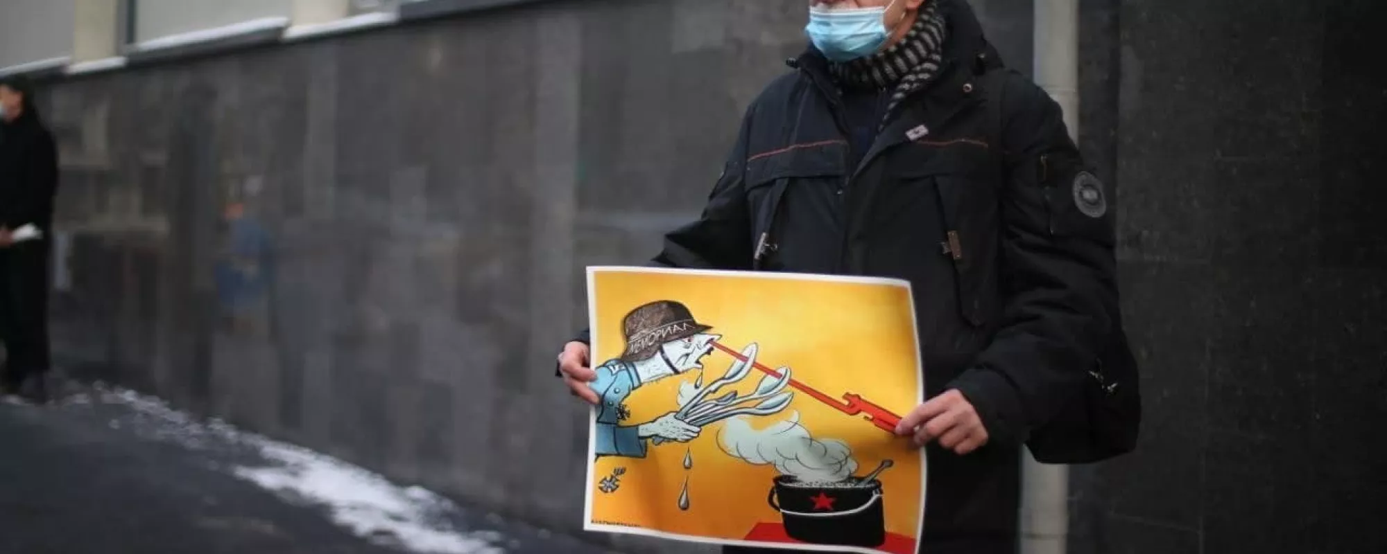 У здания Верховного суда задерживают пикетчиков, в том числе с плакатами против «Мемориала»