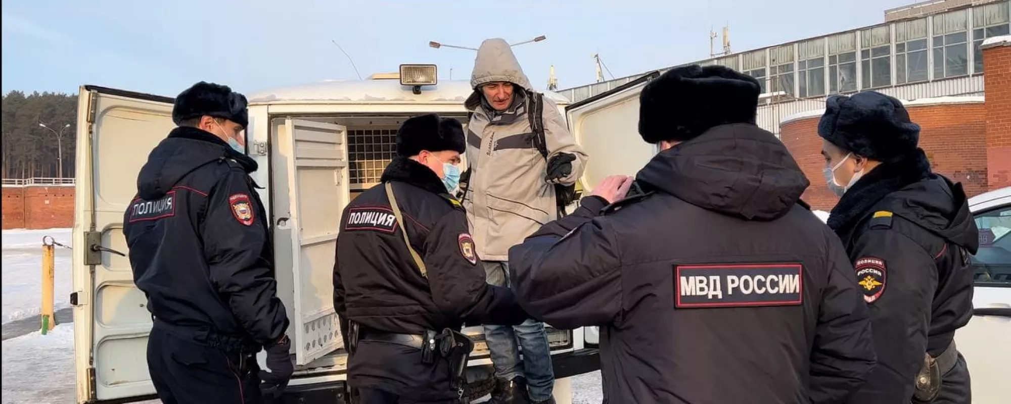 В Екатеринбурге на пикете задержали двоих человек из-за того, что они были без маски 15 января