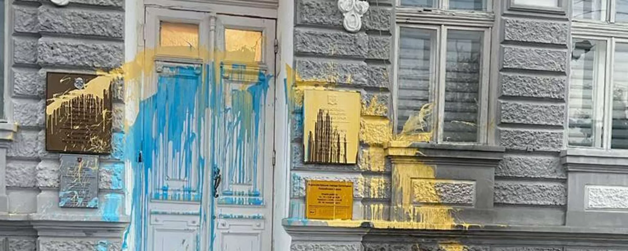 В Евпатории из-за антивоенной акции задержали медиахудожника Богдана Зизу