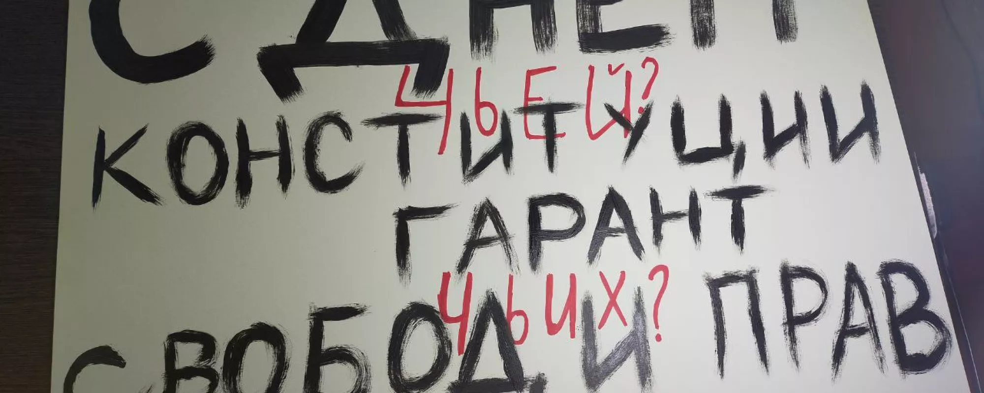 В Москве на Пушкинской площади задержали девушку, которая стояла в одиночном пикете