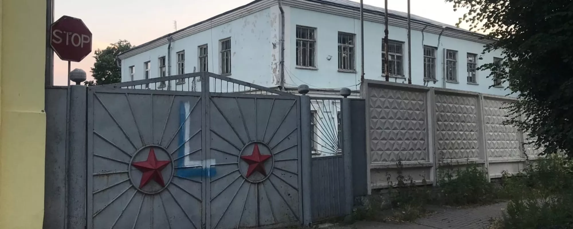 Жителя Тульской области отправили в СИЗО из-за антивоенных надписей и поджога Z-баннера