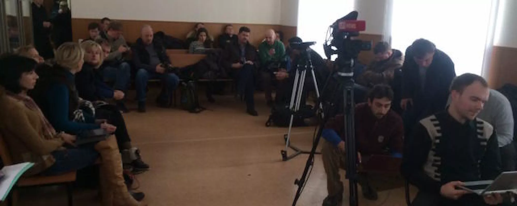 Вышедших из зала журналистов не пускают обратно на оглашение приговора Савченко