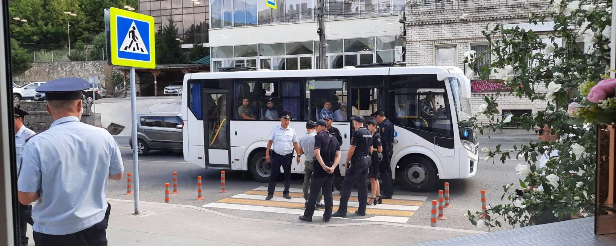 В Крыму задерживают крымских татар, пришедших на суд по мере пресечения задержанным ранее активистам