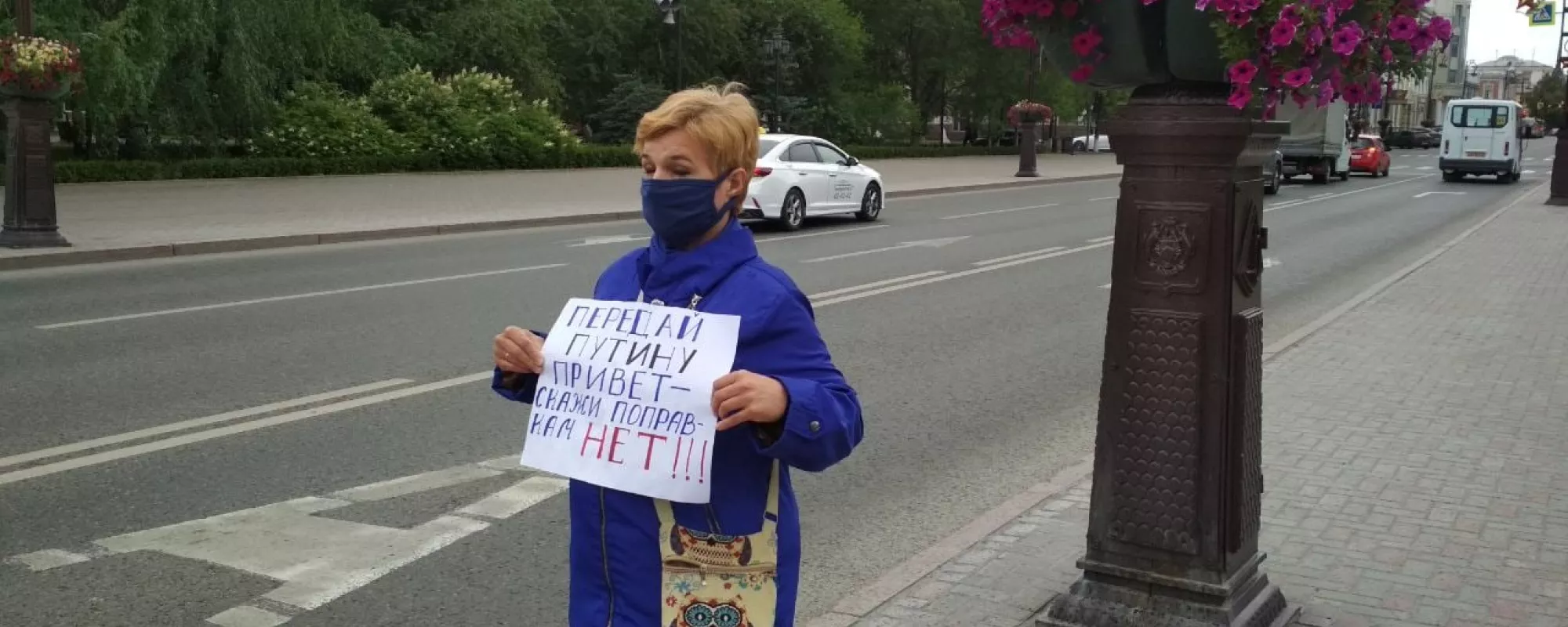 В Тюмени начальство сделало полицейскому замечание за жестокое задержание пикетчицы