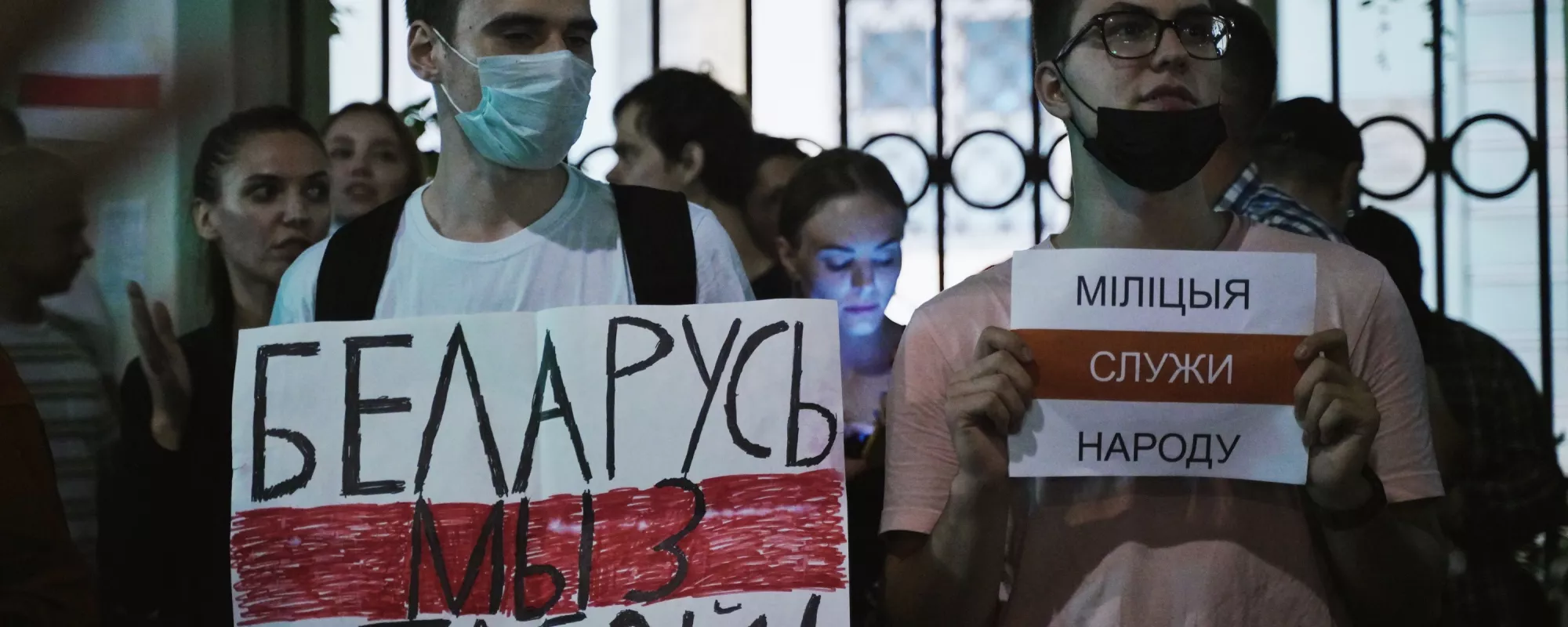 Твит, плакаты и переход дороги: за что задерживают людей, поддерживающих Беларусь