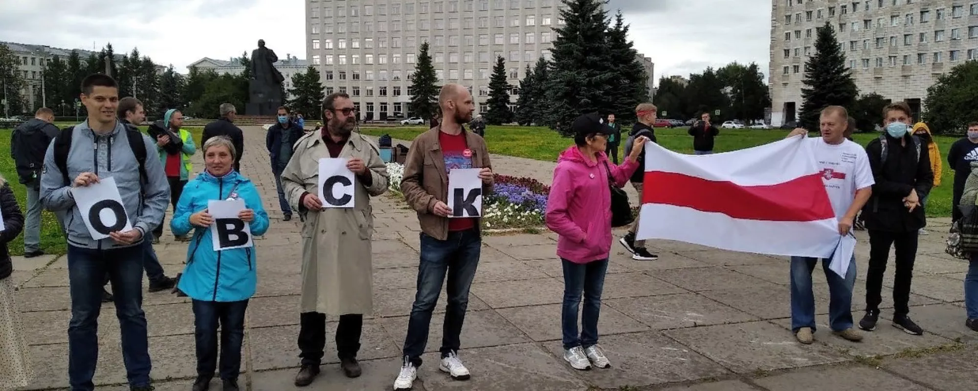 В Архангельске полицейские задержали экоактивиста из-за акции в поддержу Хабаровска и Беларуси