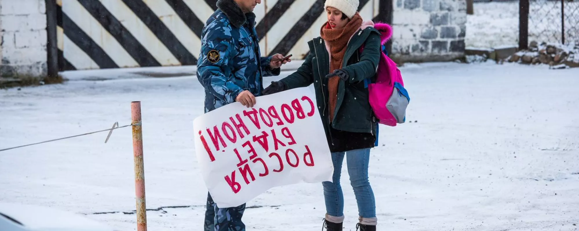 Суд оштрафовал активистку за одиночный пикет против пыток в карельской колонии