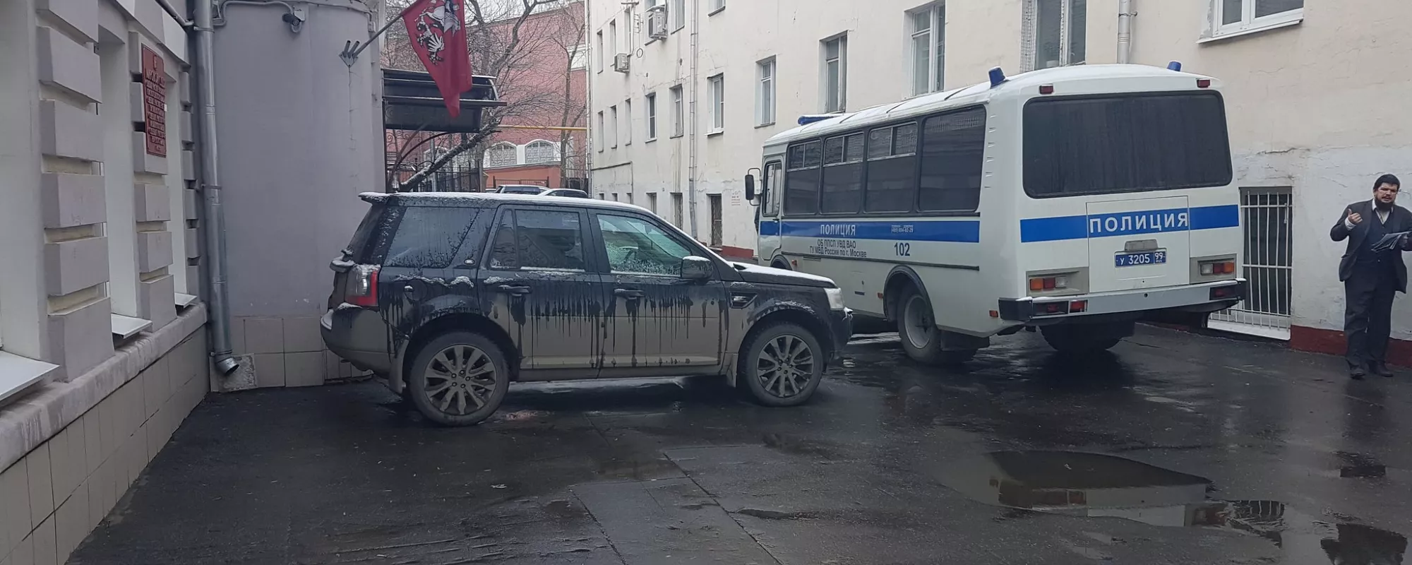 У всех задержанных из «Метрогородка» истекли 48 часов, их держат в автозаке