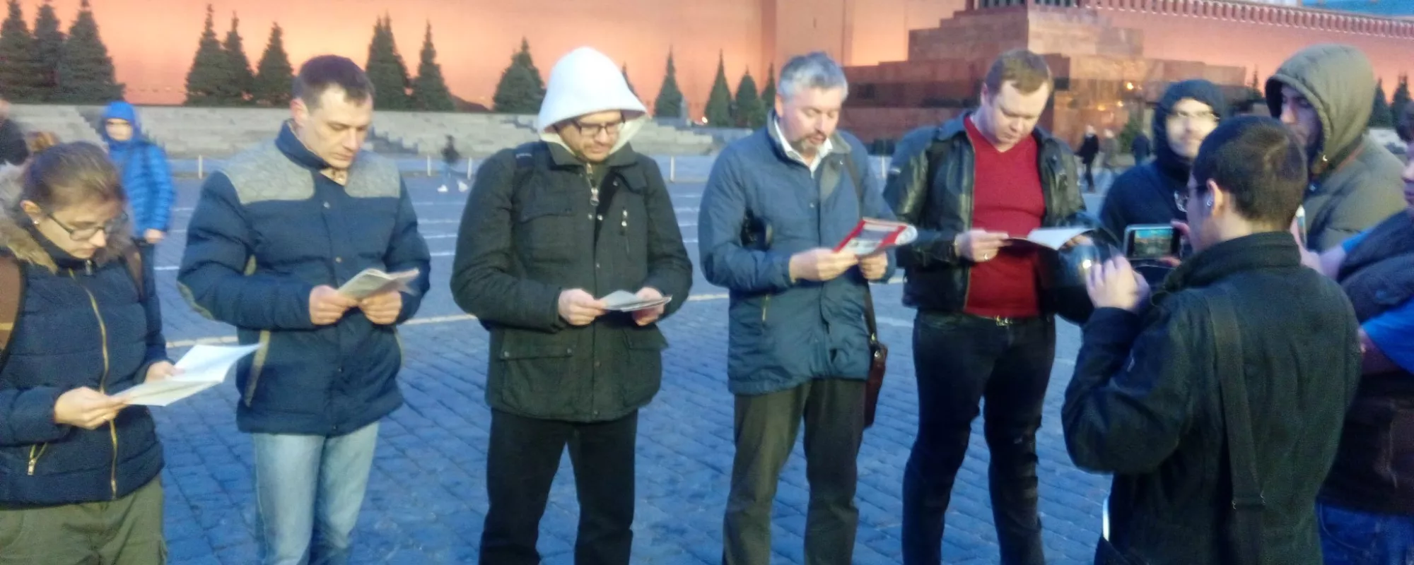 На Красной площади начались задержания участников чтения Конституции