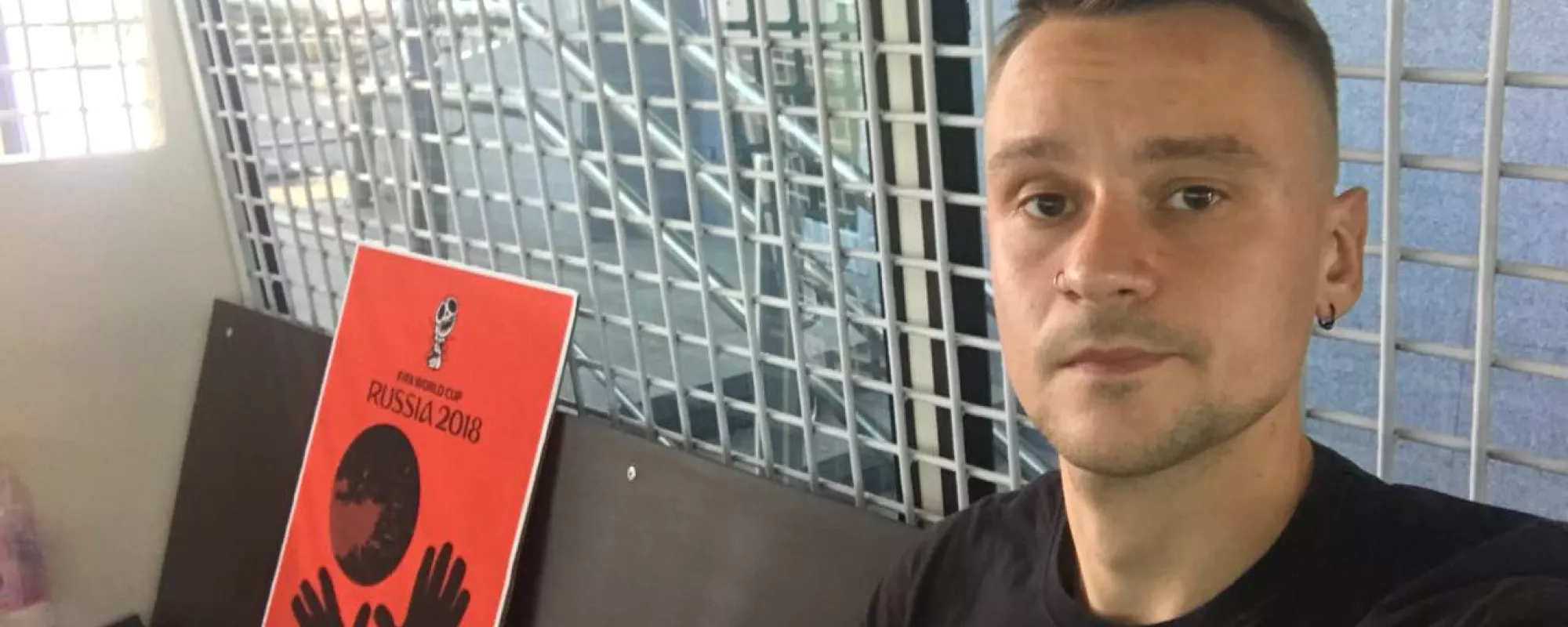 Задержанного с плакатом против Чемпионата мира арестовали на пять суток