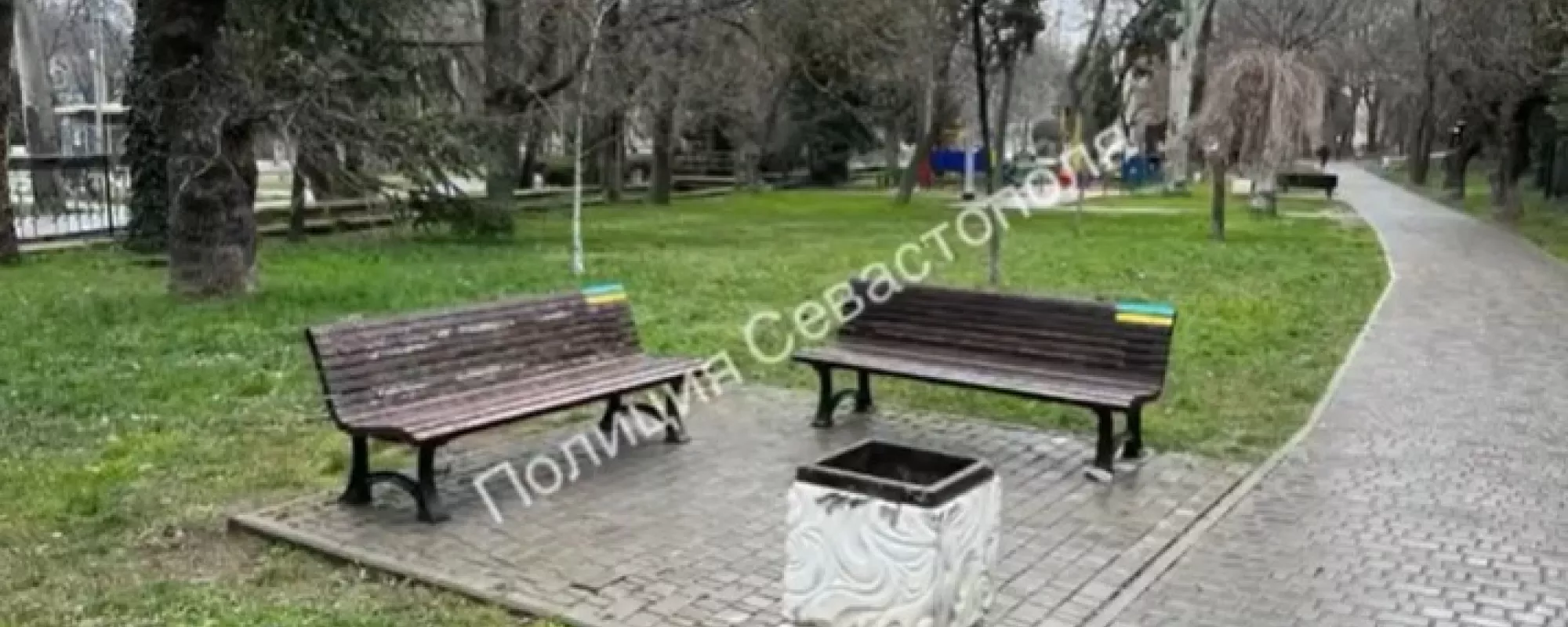 На 62-летнюю жительницу Севастополя завели дело о вандализме из-за украинских флагов на скамейках