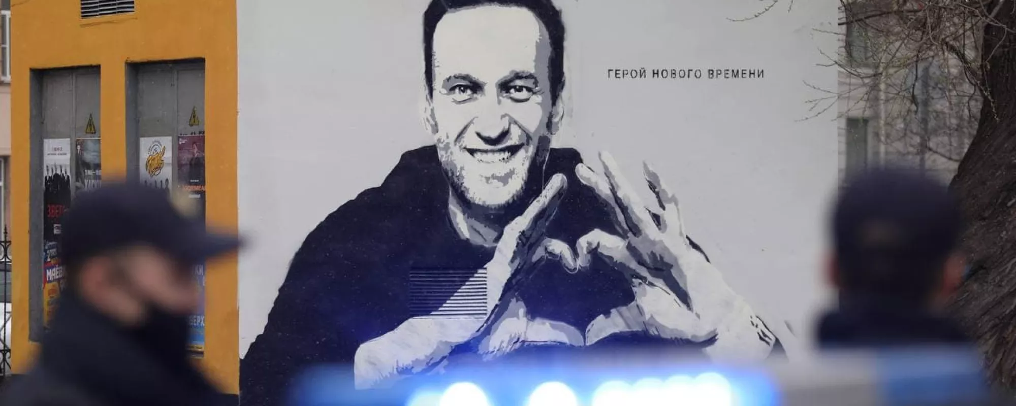 В Петербурге возбудили уголовное дело из-за граффити с Алексеем Навальным