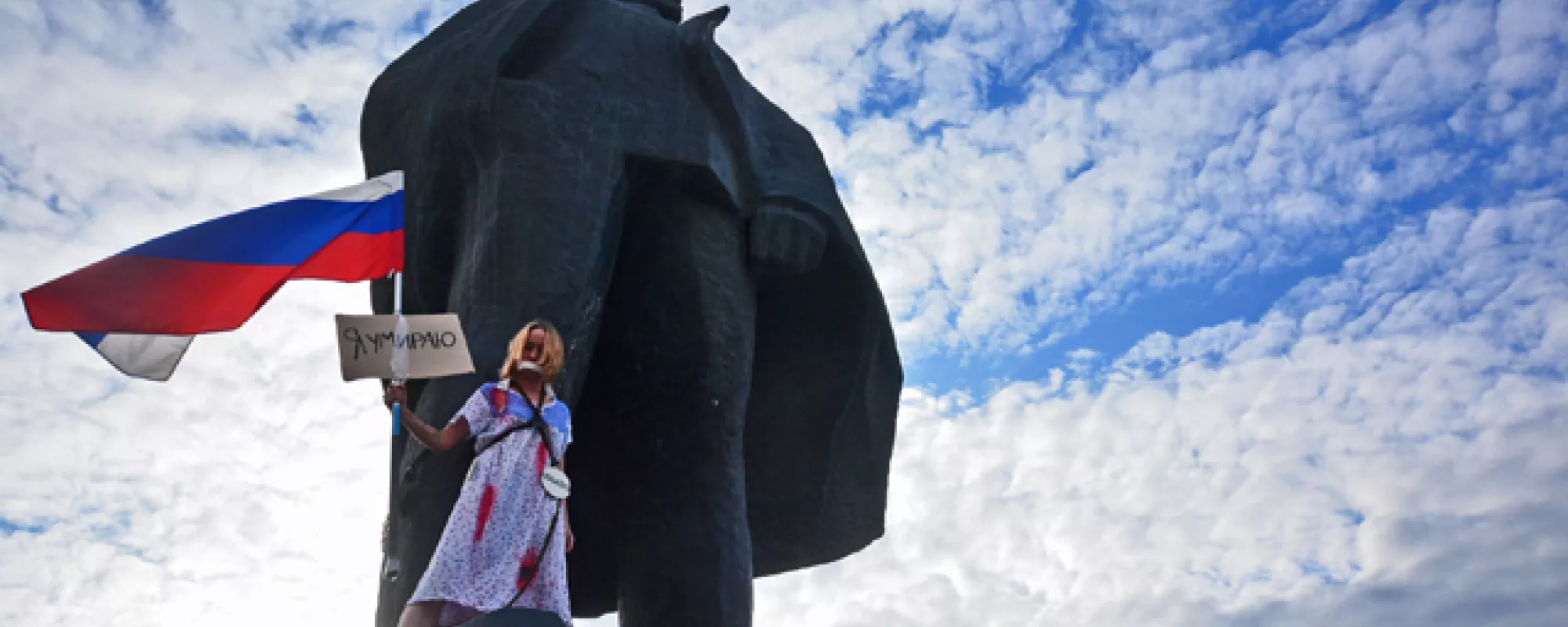 Девушка приковала себя цепями к Ленину. Ее доставили в ОВД