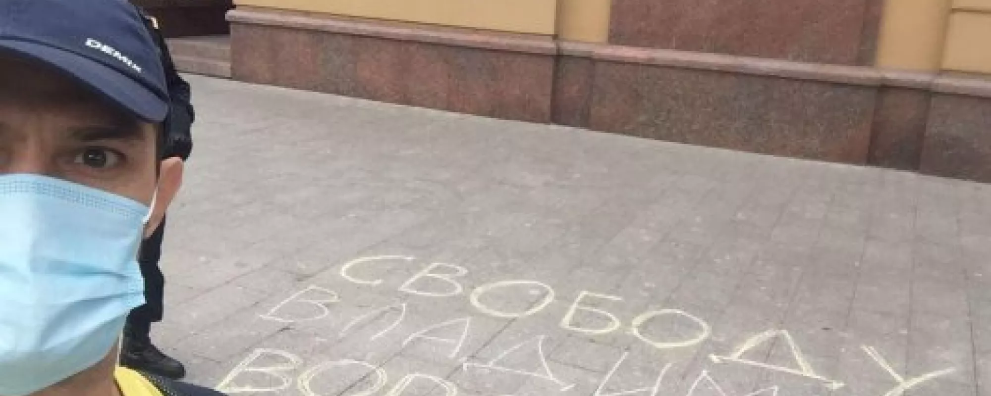 Муниципального депутата оштрафовали из-за надписи мелом на асфальте «Свободу Владимиру Воронцову»