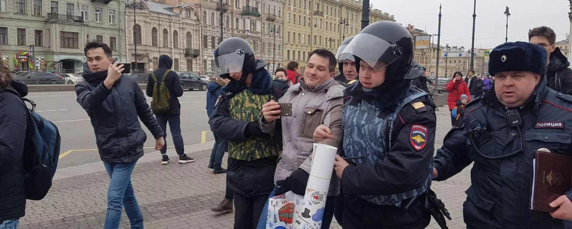 В Петербурге полицейские задержали участников акции за сохранение конституционного строя