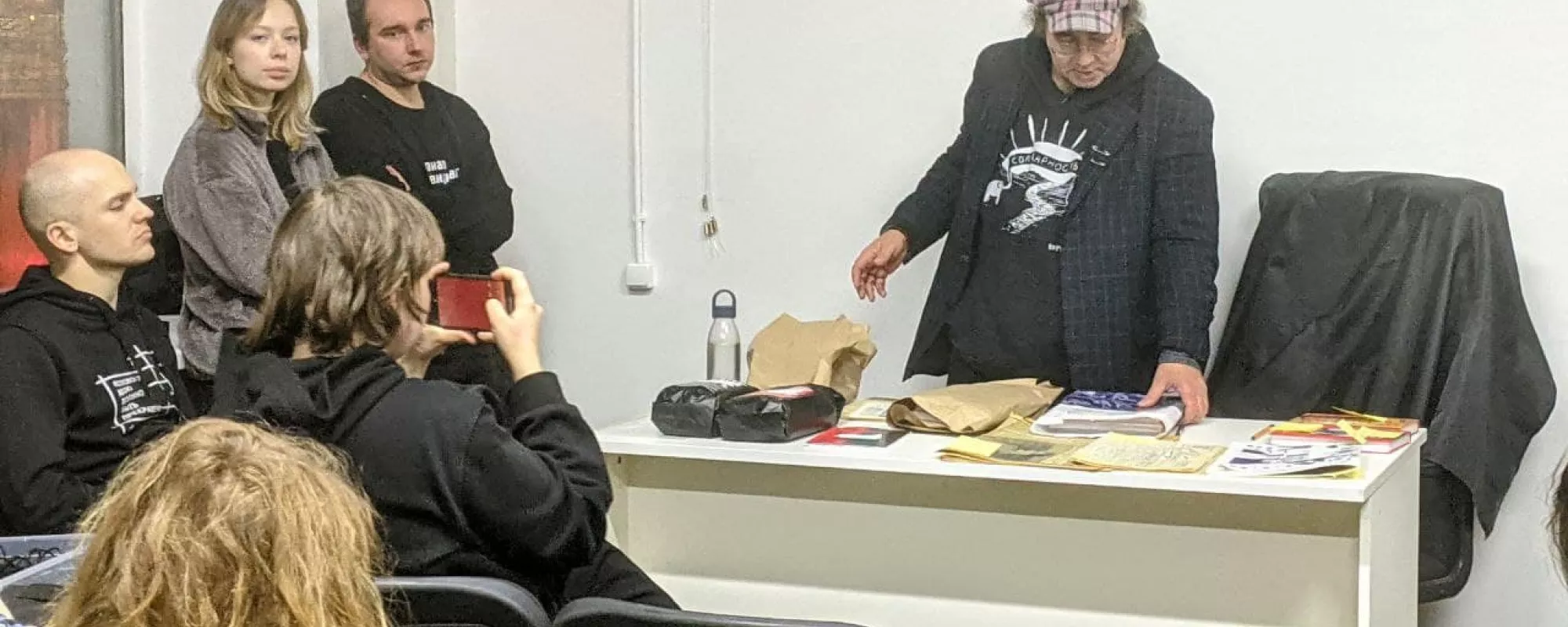 Полиция сорвала вечер солидарности с полизаключенными в «Открытом пространстве»