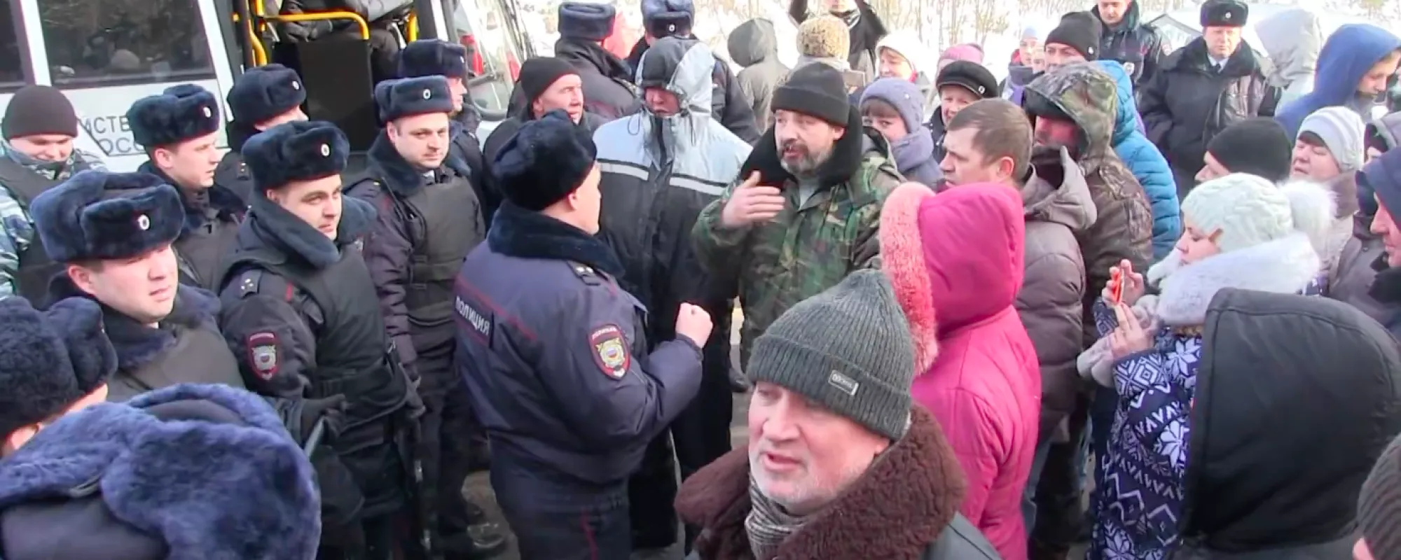 Полиция заблокировала жителей подмосковной деревни, собравшихся на сход против свалки