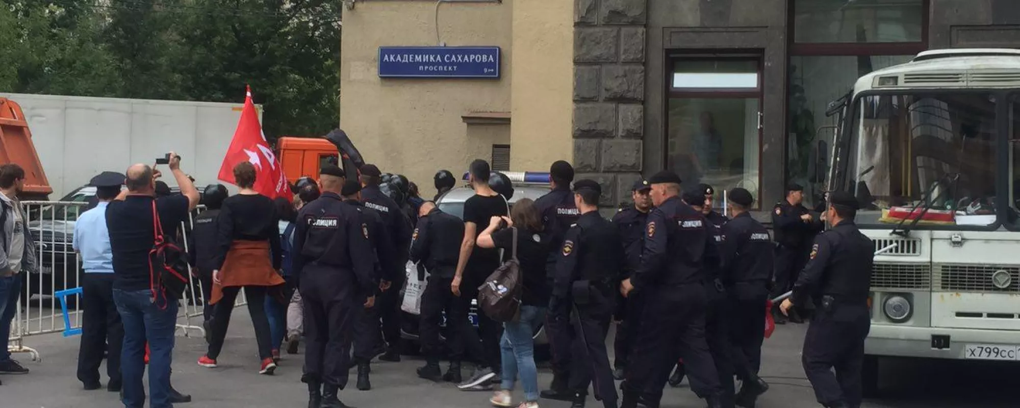 На митинге за свободный интернет задержали 11 человек из колонны в поддержку Али Феруза