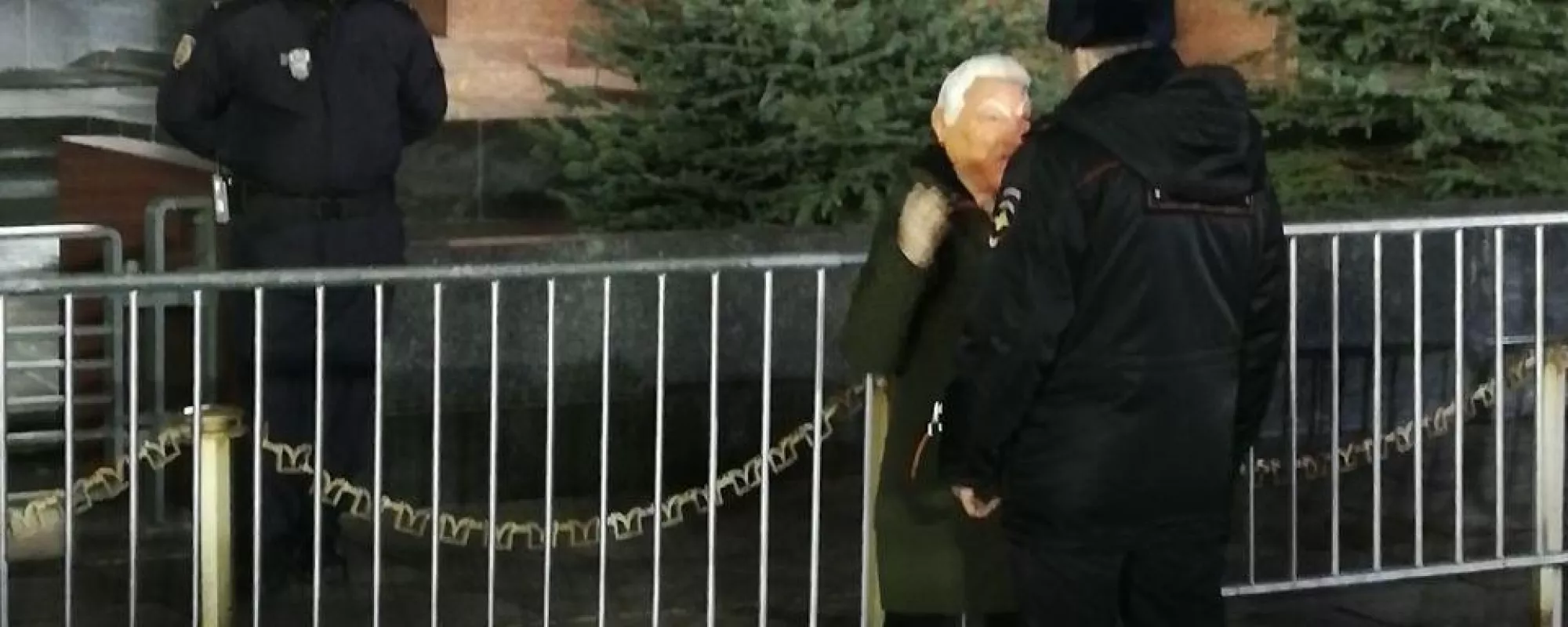 В Москве на Красной площади задержали активистку Ольгу Мисик. Она была в маске Бориса Ельцина