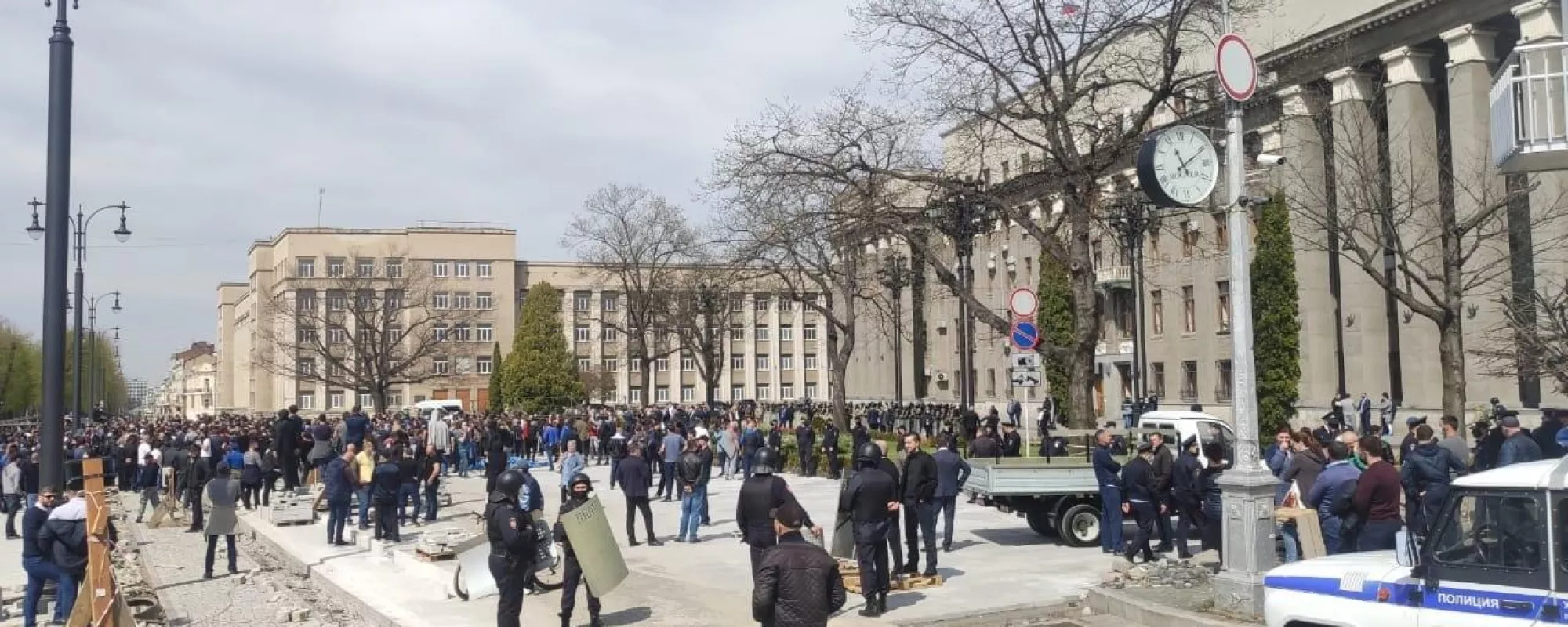 Во Владикавказе начали задерживать участников народного схода против «режима самоизоляции»