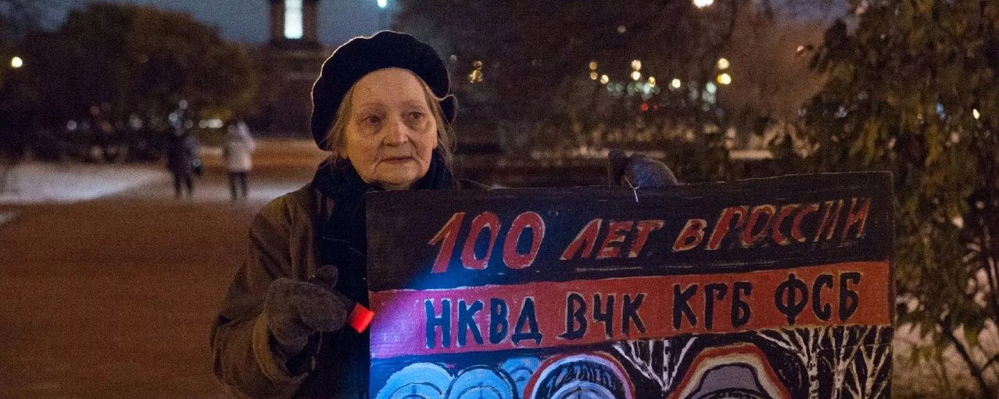 В Петербурге на одиночном пикете задержали художницу Елену Осипову