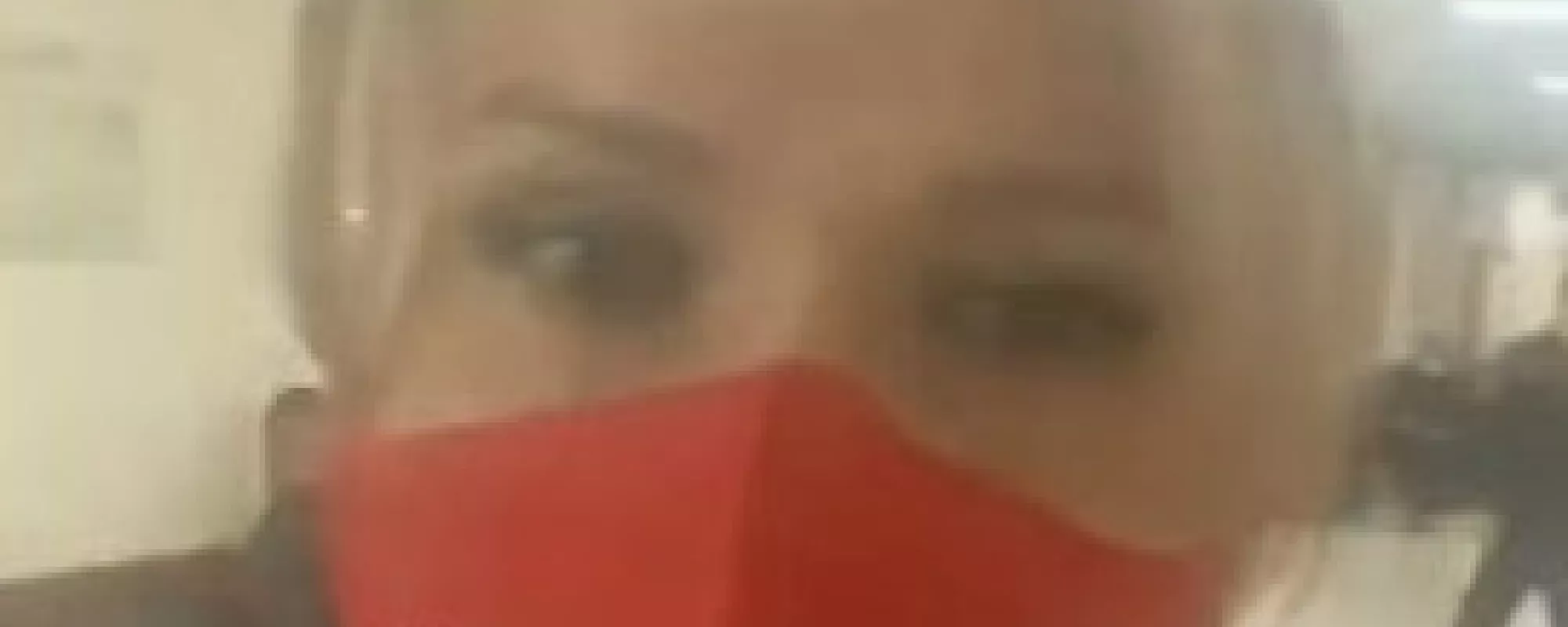 В Барнауле посетительницу суда оштрафовали за маску «Путина в отставку»