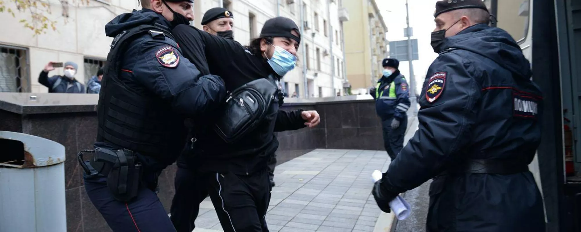 В Москве у посольства Франции задержали участников акции против карикатур на пророка Мухаммеда