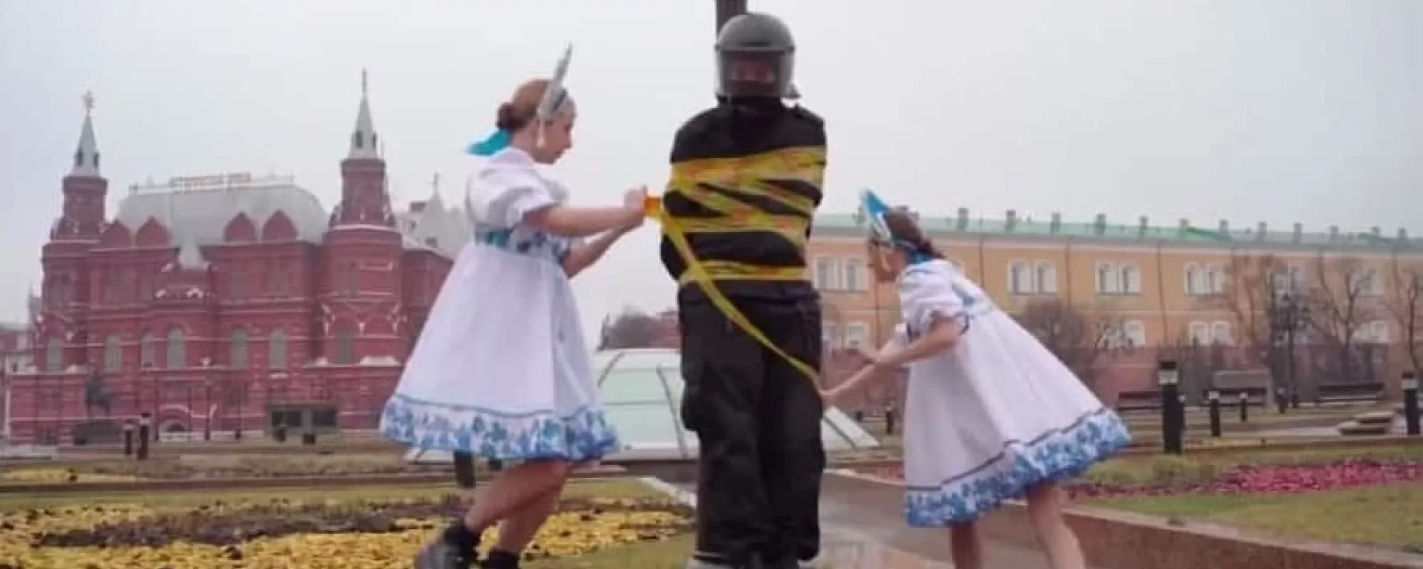 В Москве задержали художника после акции Pussy Riot о полицейской хрупкости