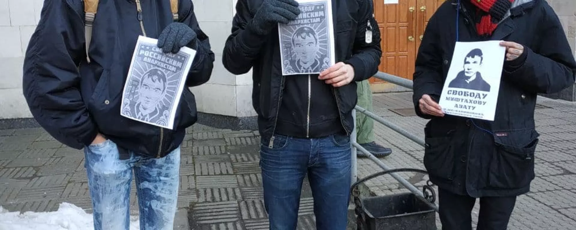 В Москве задержали трех пикетчиков у суда, где проходит заседание по делу Азата Мифтахова