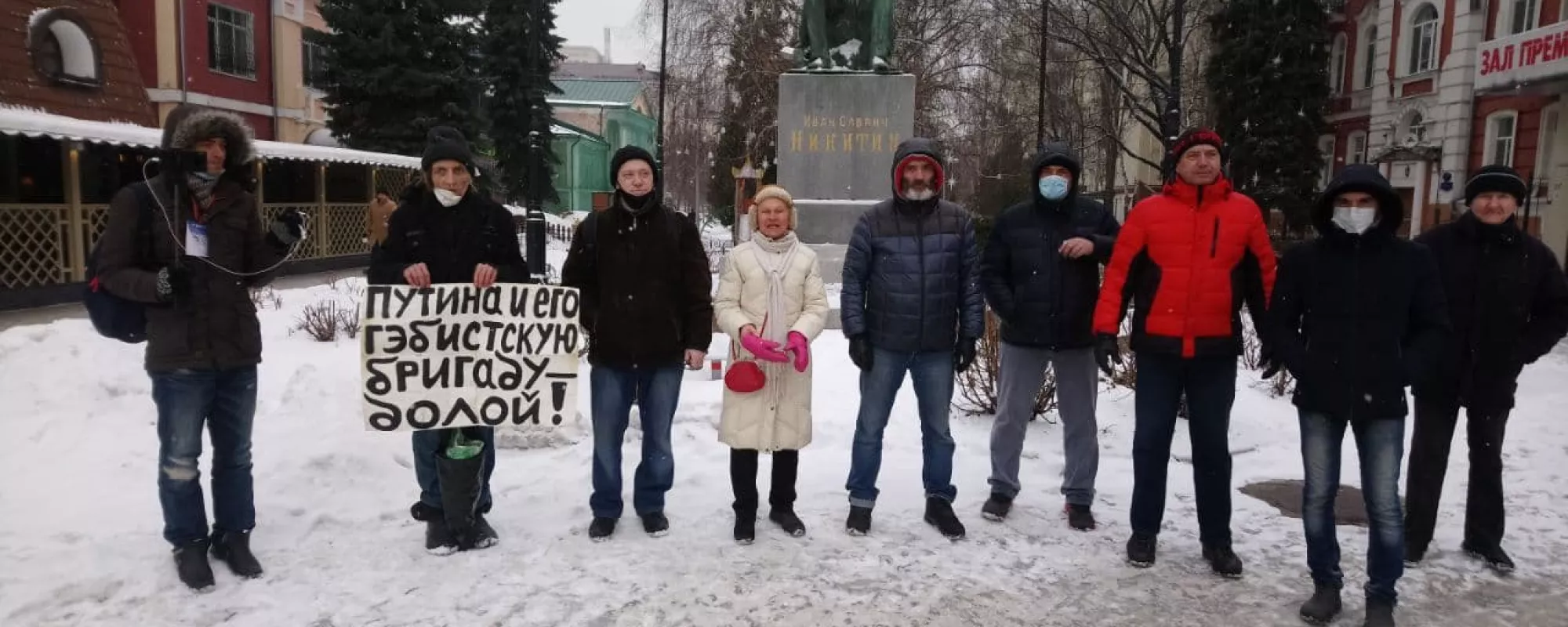 В Воронеже задержали активиста с плакатом «Путина и его гэбистскую бригаду - долой!»