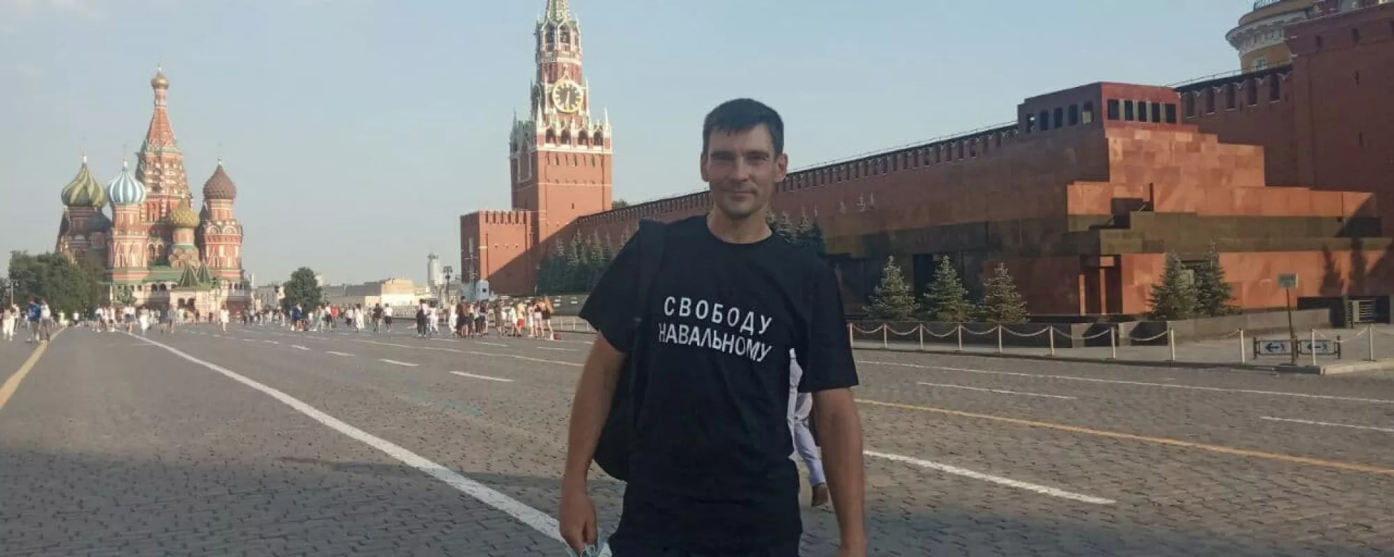 На Красной площади задержали активиста в футболке с надписью «Свободу Навальному»