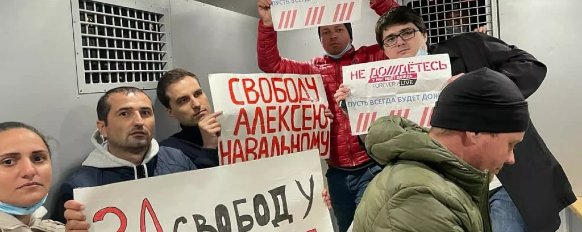 В Москве задержали пикетчиков с плакатами в поддержку Навального и СМИ-«иноагентов»