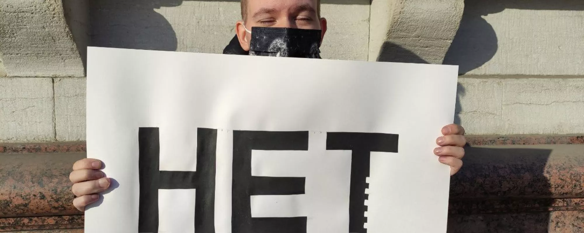 В Петербурге задержали пикетчицу с антивоенным плакатом