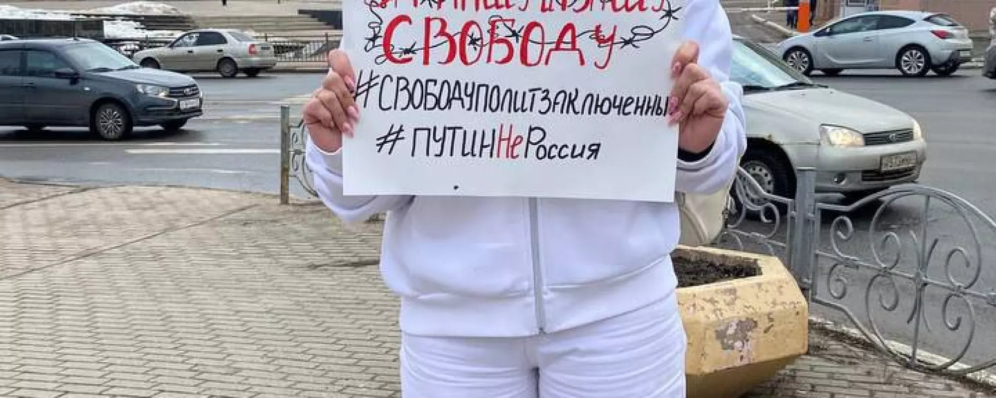 В Иванове задерживали женщину с плакатом в поддержку политзеков. В отдел ее отвезли вместе с дочкой