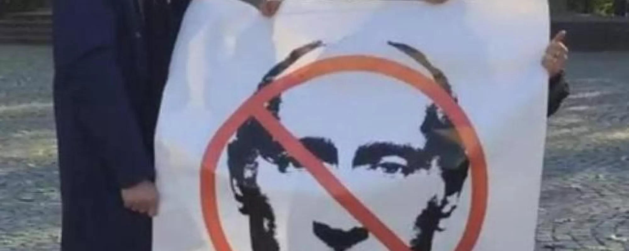 На пенсионерку завели дело за перечеркнутого Путина на плакате