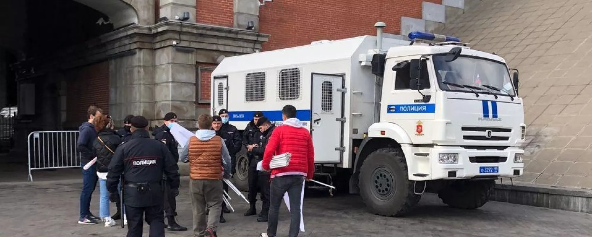 Суд в Москве оштрафовал болельщицу, которая пришла на марафон с флагом Беларуси