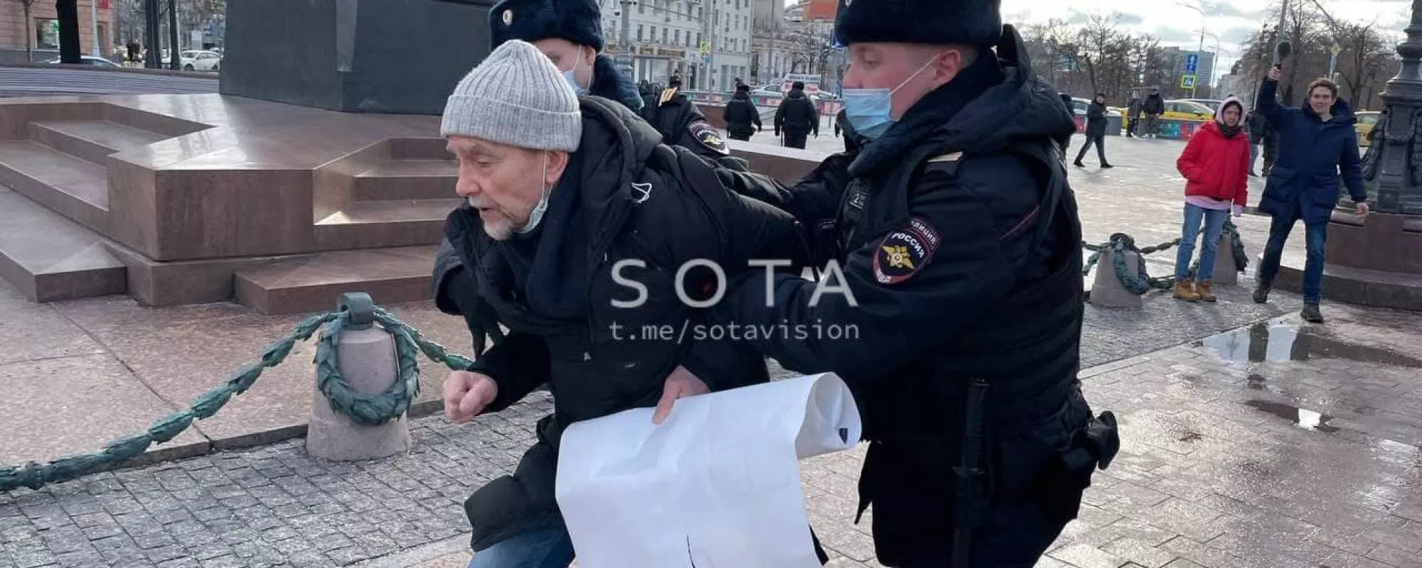 На Пушкинской площади задержали пикетчиков, выступавших против войны с Украиной