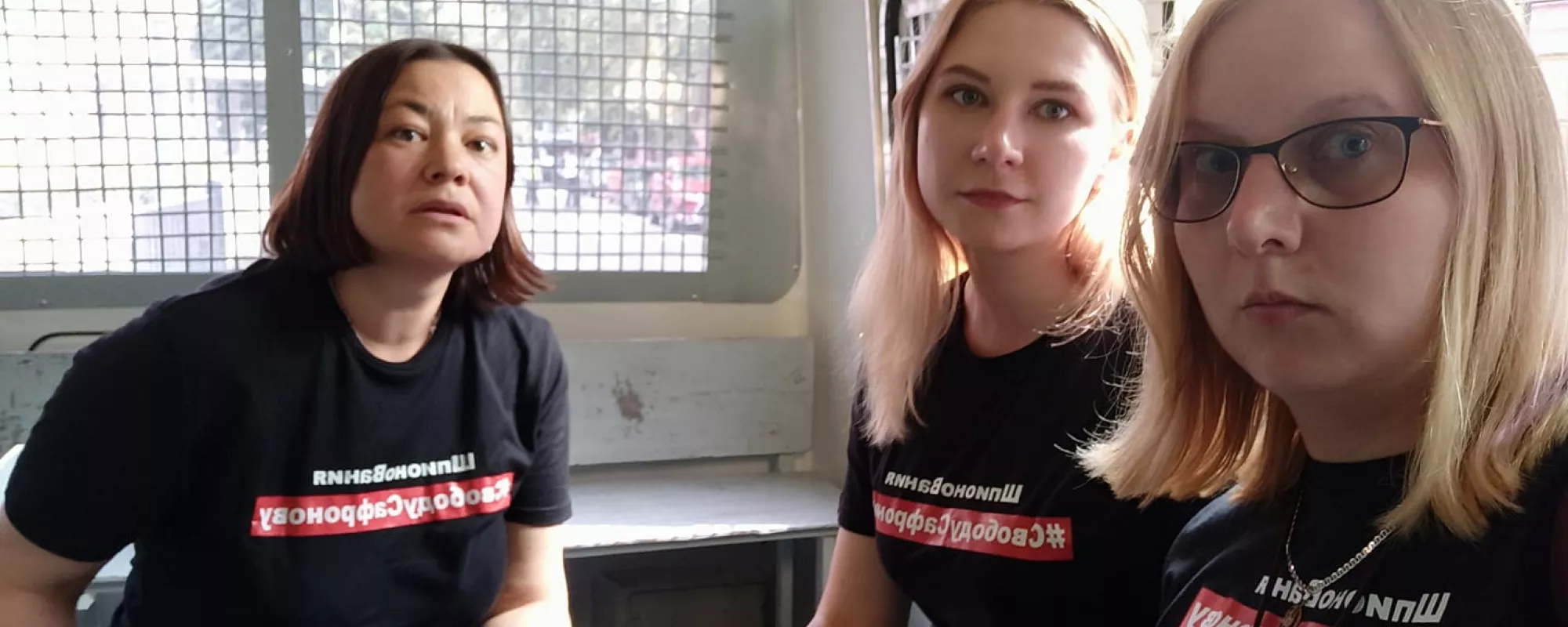 Суд в Москве продолжает штрафовать участников акции поддержки журналиста Ивана Сафронова
