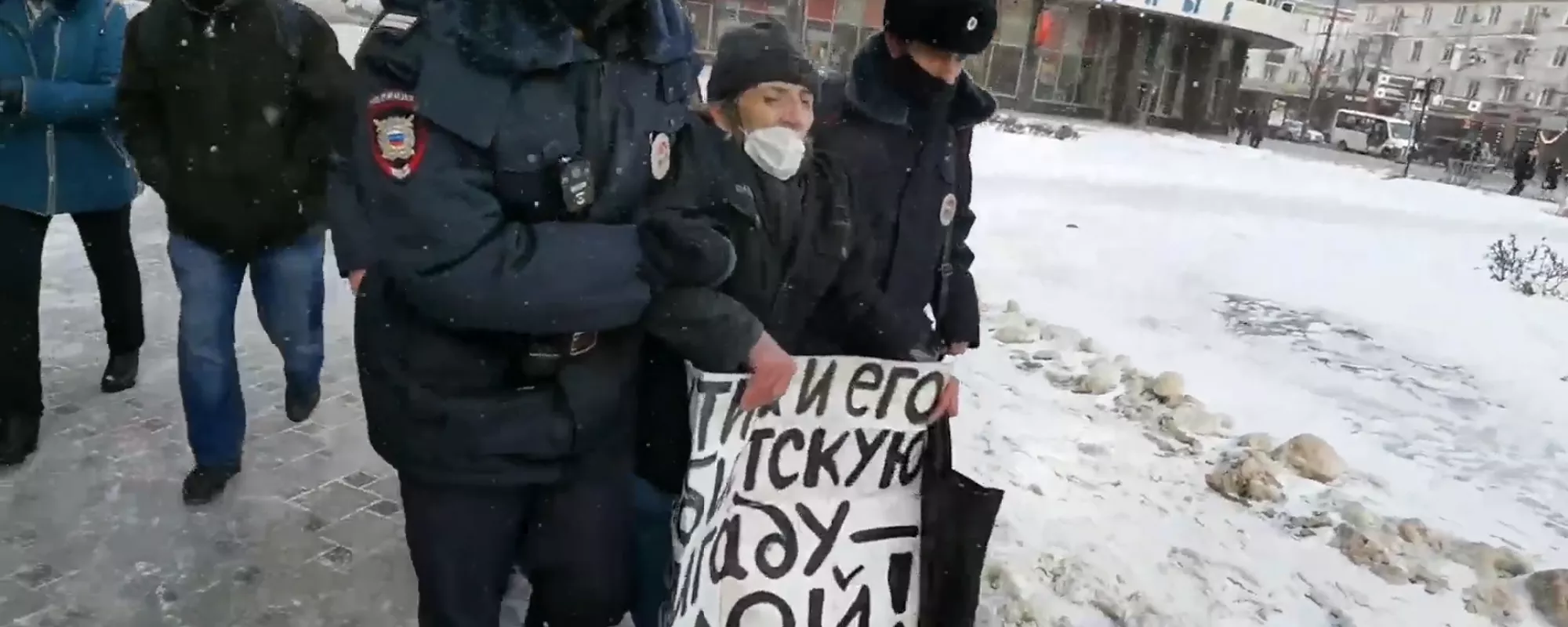 В Воронеже полицейские грубо задержали участника одиночного пикета
