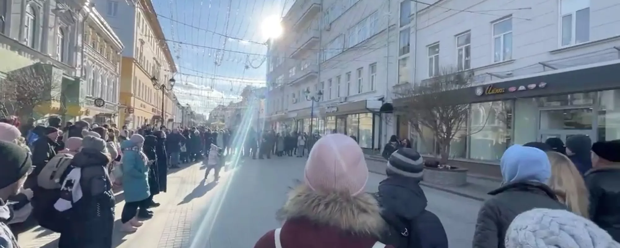 «Заставляли раздеваться и приседать»: как обращались с задержанными на антивоенной акции в Нижнем Новгороде