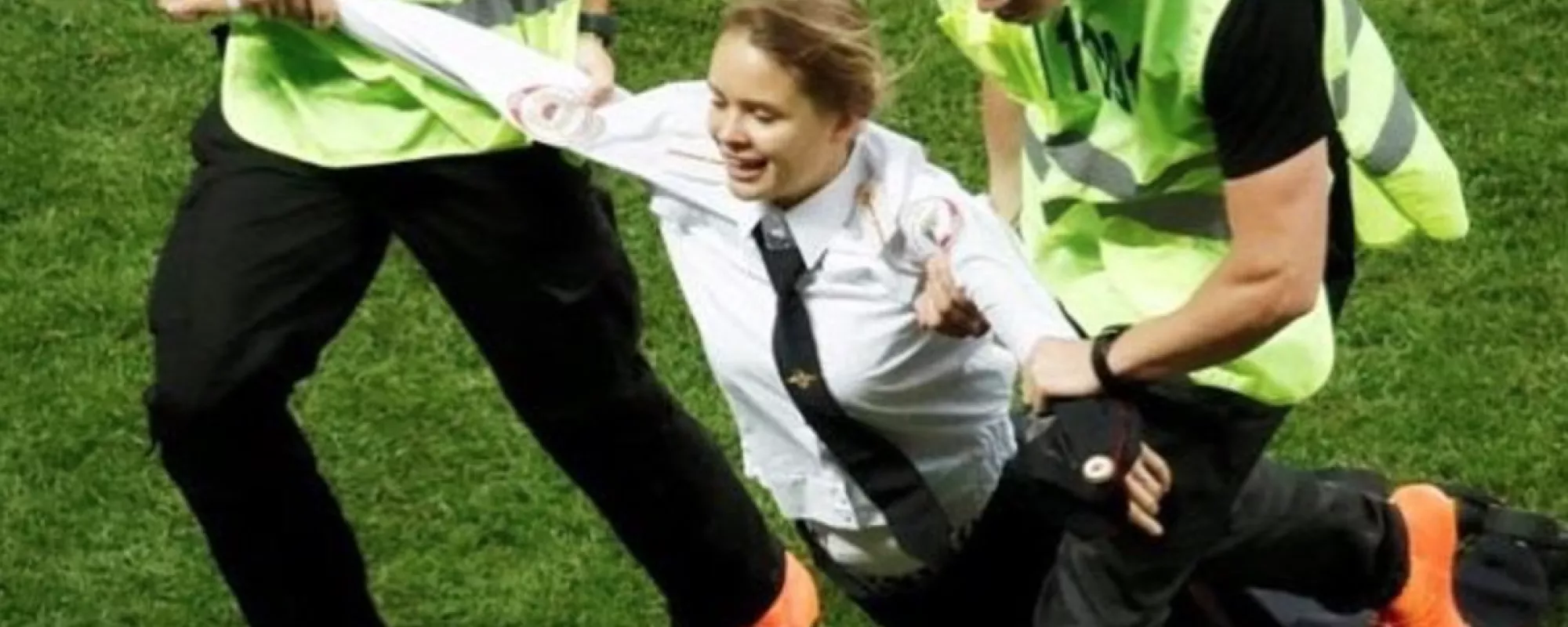 На участников Pussy Riot, выбежавших на поле на финале ЧМ, завели административные дела