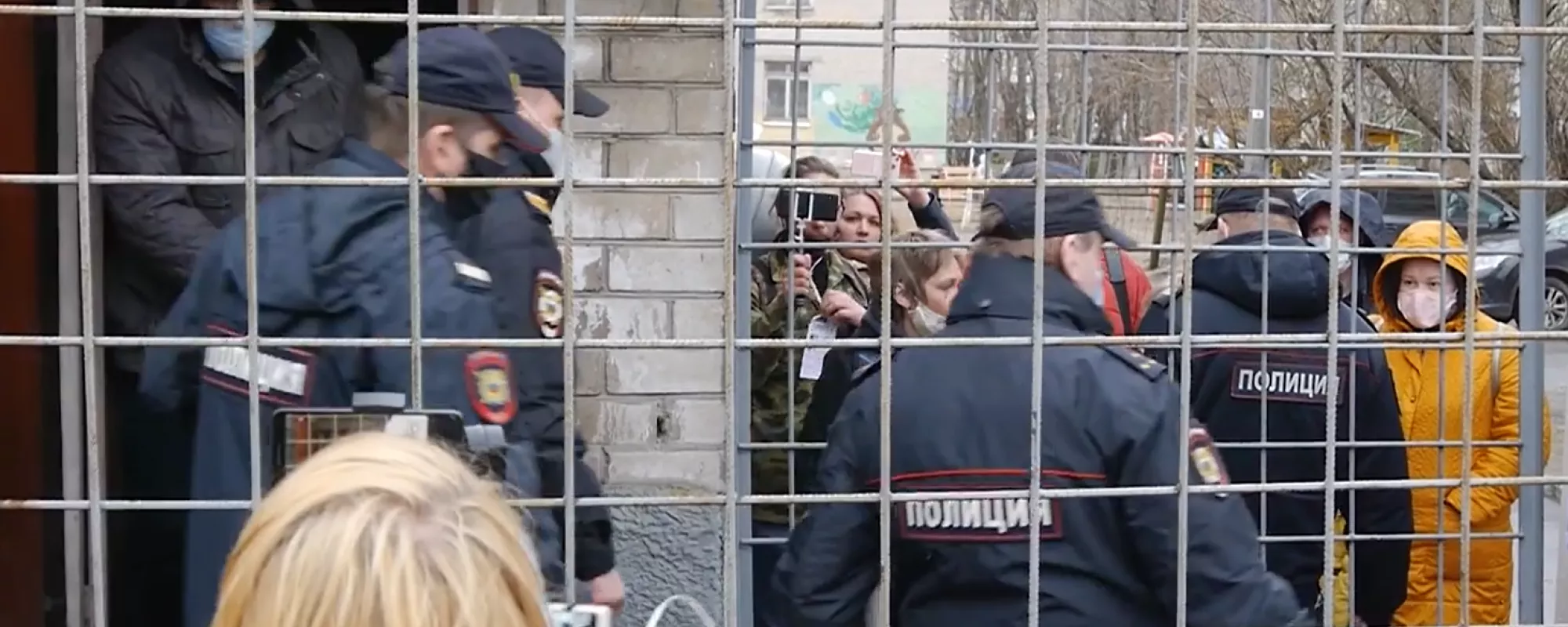 Бывшему главе штаба Навального в Архангельске Андрею Боровикову смягчили приговор