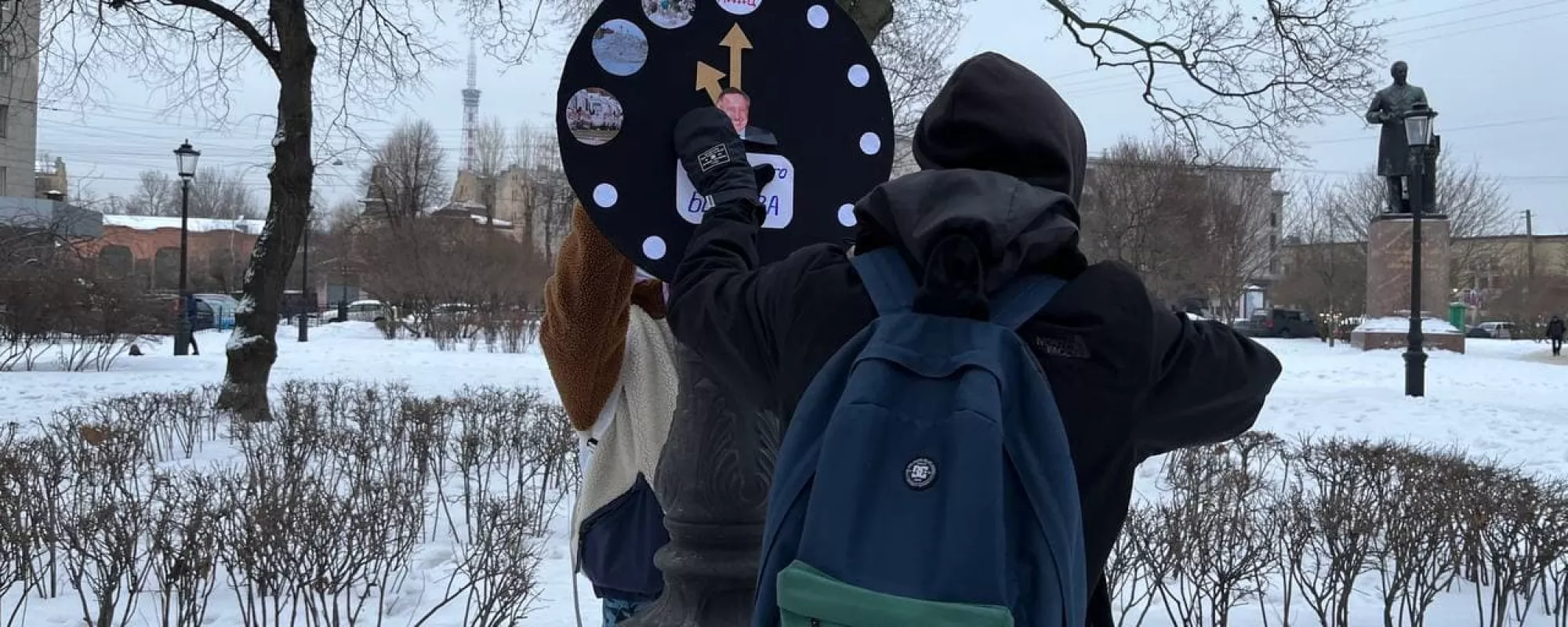 В Петербурге троих активистов задержали за акцию «Часы Судного дня Беглова»