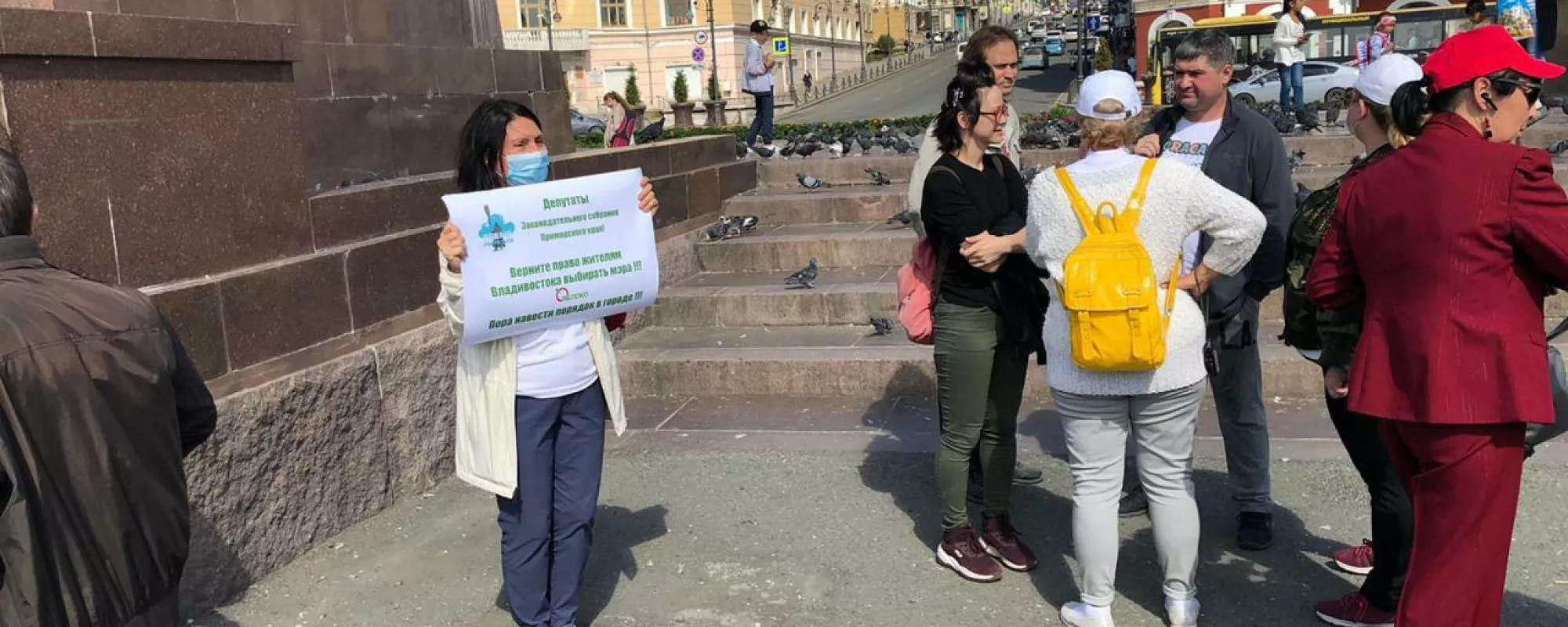 Полицейские во Владивостоке задержали двух участников одиночных пикетов за возвращение выборов мэра