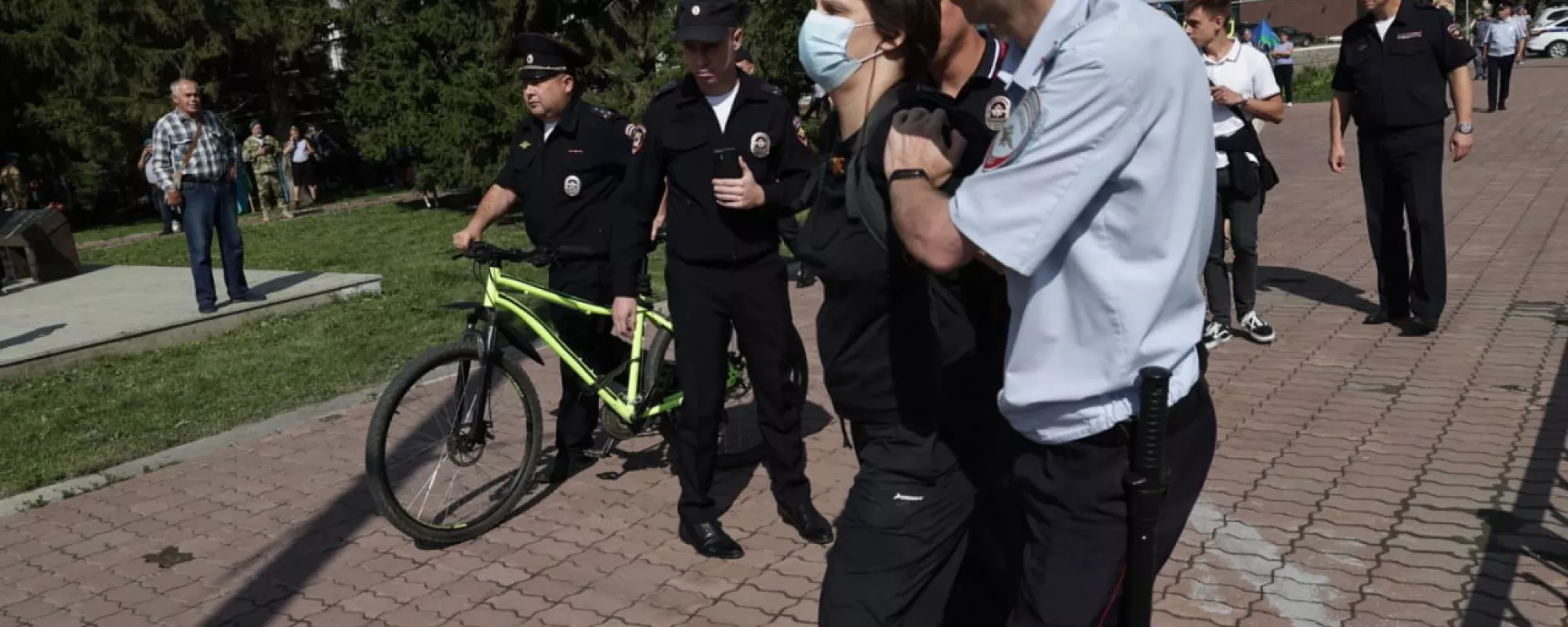 В Екатеринбурге во время митинга в честь Дня ВДВ полиция задержала велосипедистку