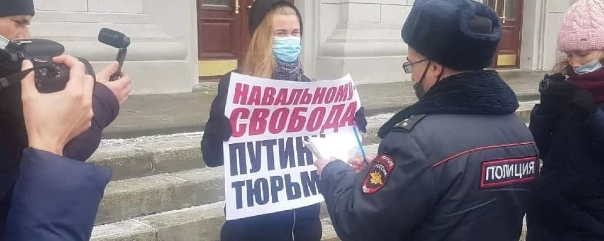 В Новосибирске задержали пикетчицу с плакатом «Навальному свобода, Путину тюрьма»