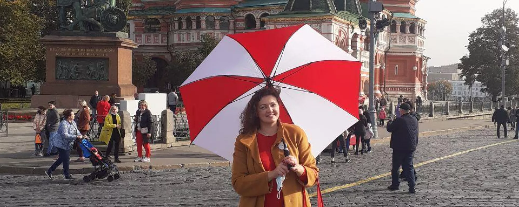 В Москве на Красной площади задержали девушку с красно-белым зонтом