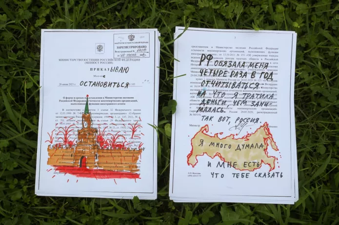Since the onset of the full-scale war with Ukraine, artist and activist Darya Apakhonchich has stopped complying with the requirements imposed on «foreign agents». Instead of reports, she sends to the Ministry of Justice drawings, anti-war and anti-authoritarian statements depicted on forms intended for «foreign agent» reports. In September, a court in St. Petersburg found Apakhonchich guilty of not providing reports and <a href="https://ovd.info/express-news/2023/09/22/khudozhnicu-daryu-apakhonchich-oshtrafovali-iz-za-nepredostavleniya-v"><u>fined her</u></a> 40,000 rubles (~US$410) / Photo: Darya Apakhonchich’s social media