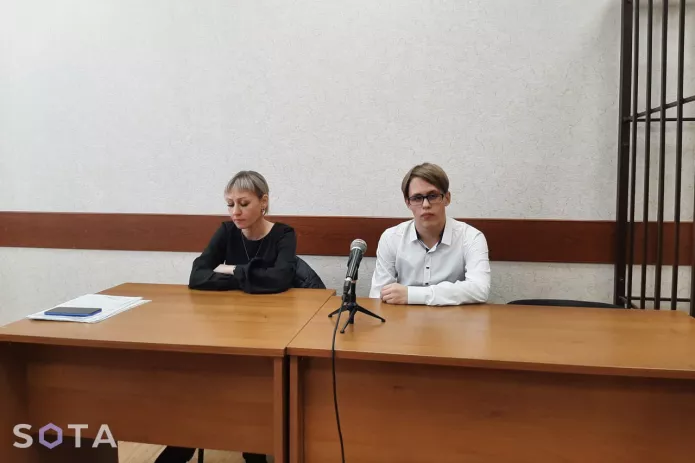 Ярослав Иноземцев с матерью во время оглашения приговора, июль 2022 г. / Фото: SOTA