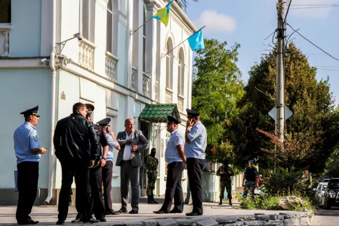 Фото: Російські силовики біля будівлі Меджлісу кримськотатарського народу в Сімферополі під час обшуку, 16 вересня 2014 року / Фото: Станіслав Юрченко, «Крим.Реалії»